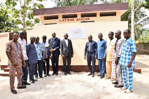    Togo - GTA Assurances dote 2 établissements scolaires de la préfecture des lacs de plusieurs blocs sanitaires 